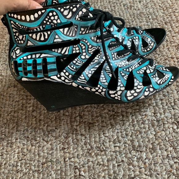 Hand painted, one of a kind shoes. - Picture 4 of 5